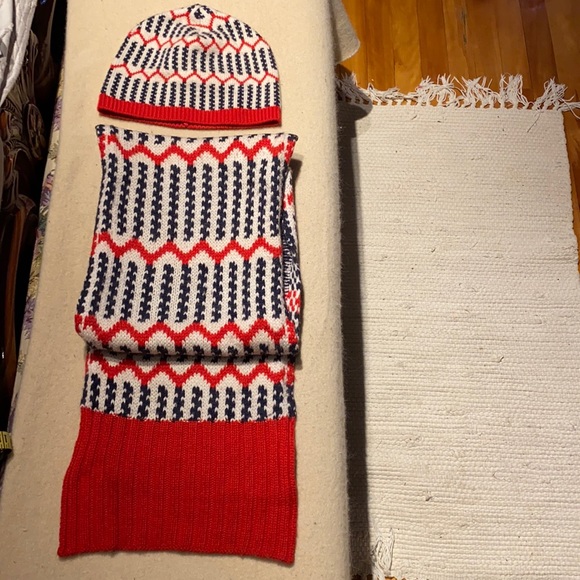 J. Crew knit Tuque & Scarf Set -Unisex - Picture 6 of 13